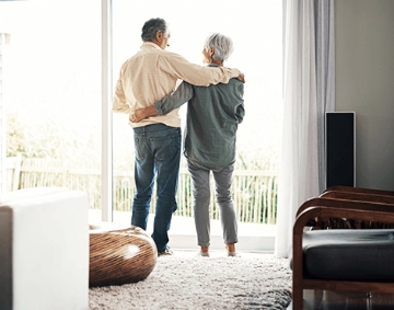 Espaço preparado para diálise em casa com máquina de hemodiálise e poltrona confortável