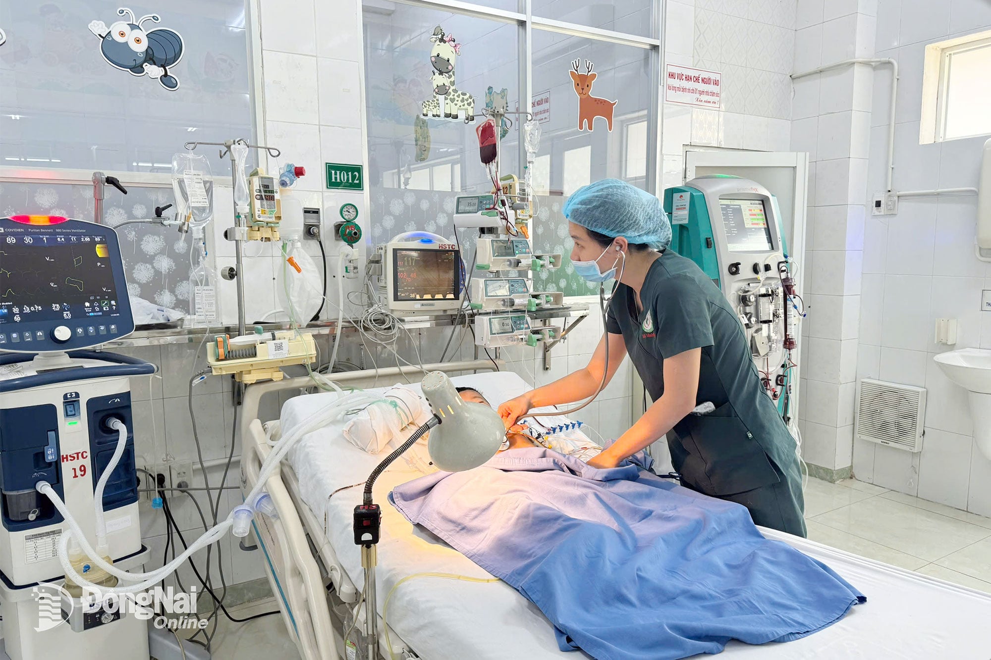 Criança recebendo cuidados médicos após intoxicação por paracetamol